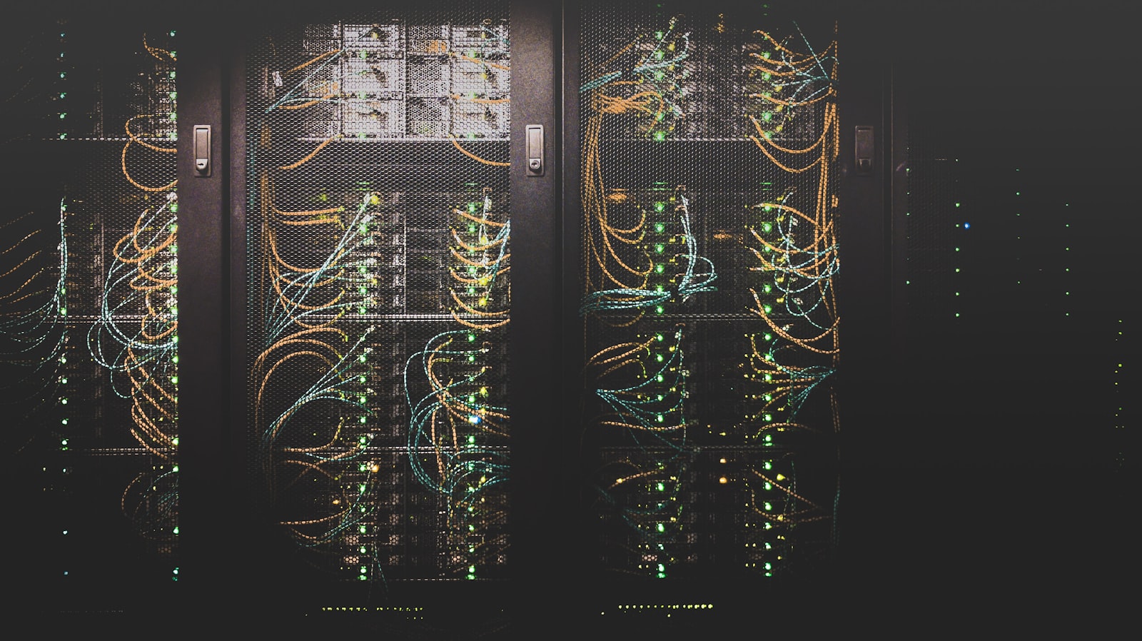 OpenAI 批量买 Mac mini、Anthropic 选 EC2 Mac:8-31 算力市场拐点,AI 基础设施从「GPU 集群」切到「四层架构」