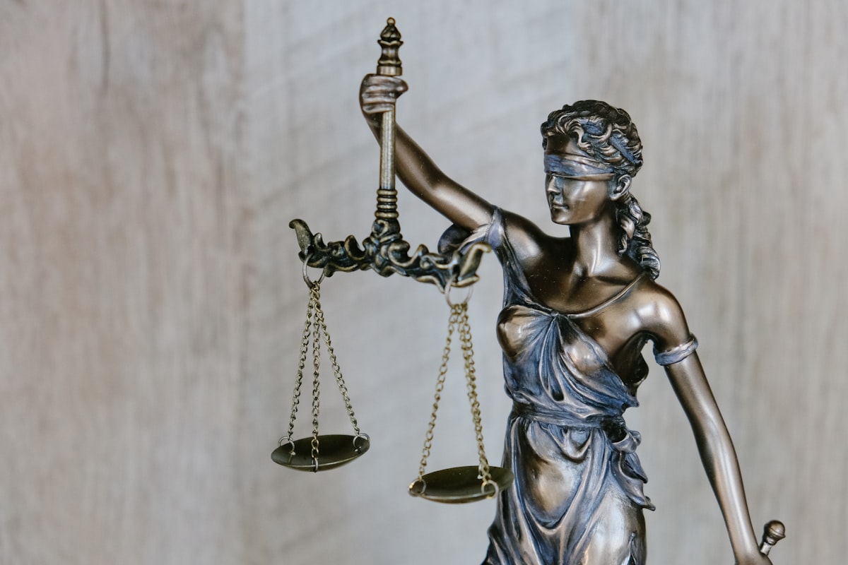 当 AI Agent 第一次「出事要赔钱」:2026 年 8 月企业 Agent 责任归属的 5 道法律裂缝、保险新物种与今天必须落到采购合同里的 8 条硬条款